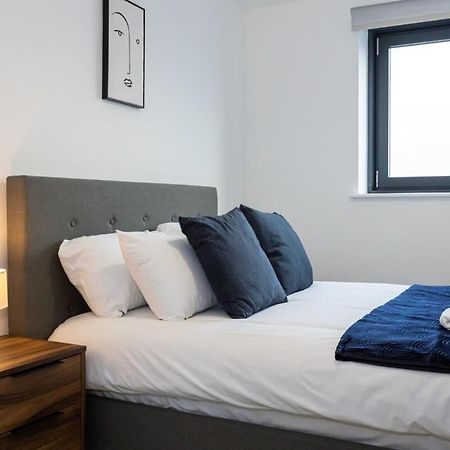 Modern 2 Bed Salford Apartment Stunning Views แมนเชสเตอร์ ภายนอก รูปภาพ