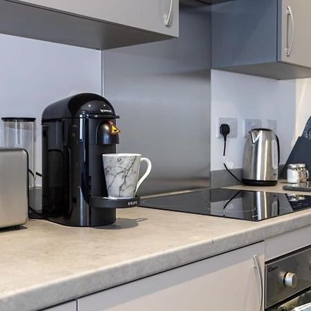 Modern 2 Bed Salford Apartment Stunning Views แมนเชสเตอร์ ภายนอก รูปภาพ
