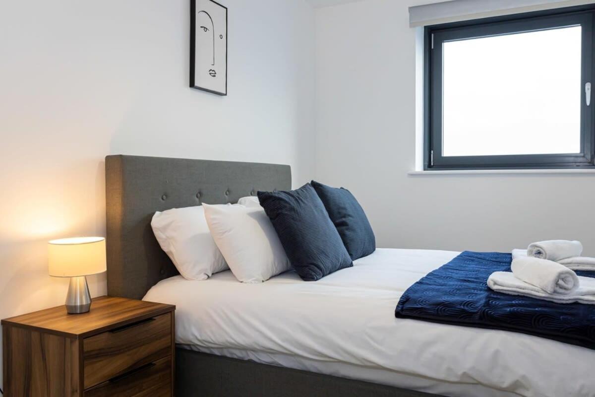 Modern 2 Bed Salford Apartment Stunning Views แมนเชสเตอร์ ภายนอก รูปภาพ