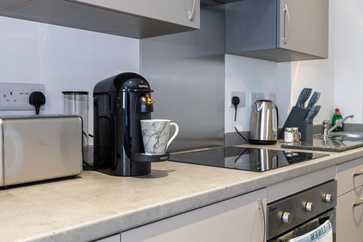 Modern 2 Bed Salford Apartment Stunning Views แมนเชสเตอร์ ภายนอก รูปภาพ