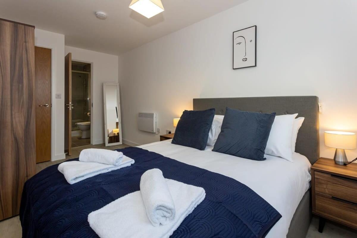 Modern 2 Bed Salford Apartment Stunning Views แมนเชสเตอร์ ภายนอก รูปภาพ