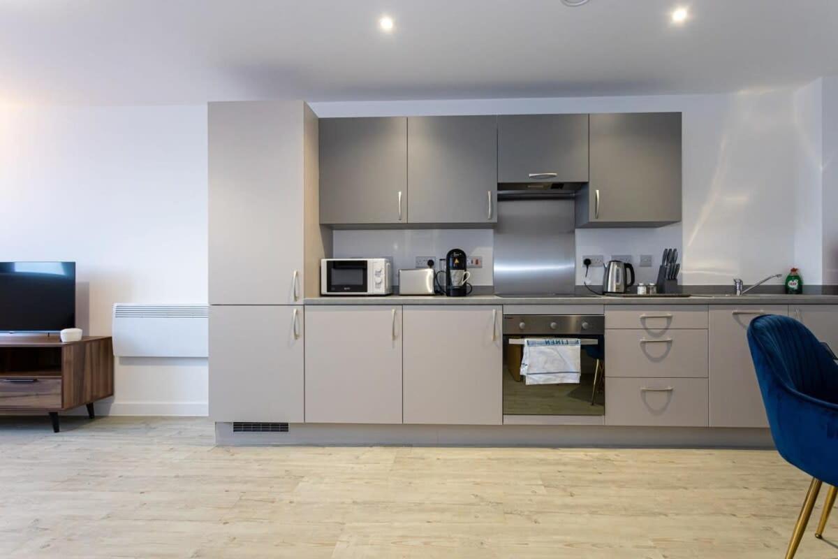 Modern 2 Bed Salford Apartment Stunning Views แมนเชสเตอร์ ภายนอก รูปภาพ