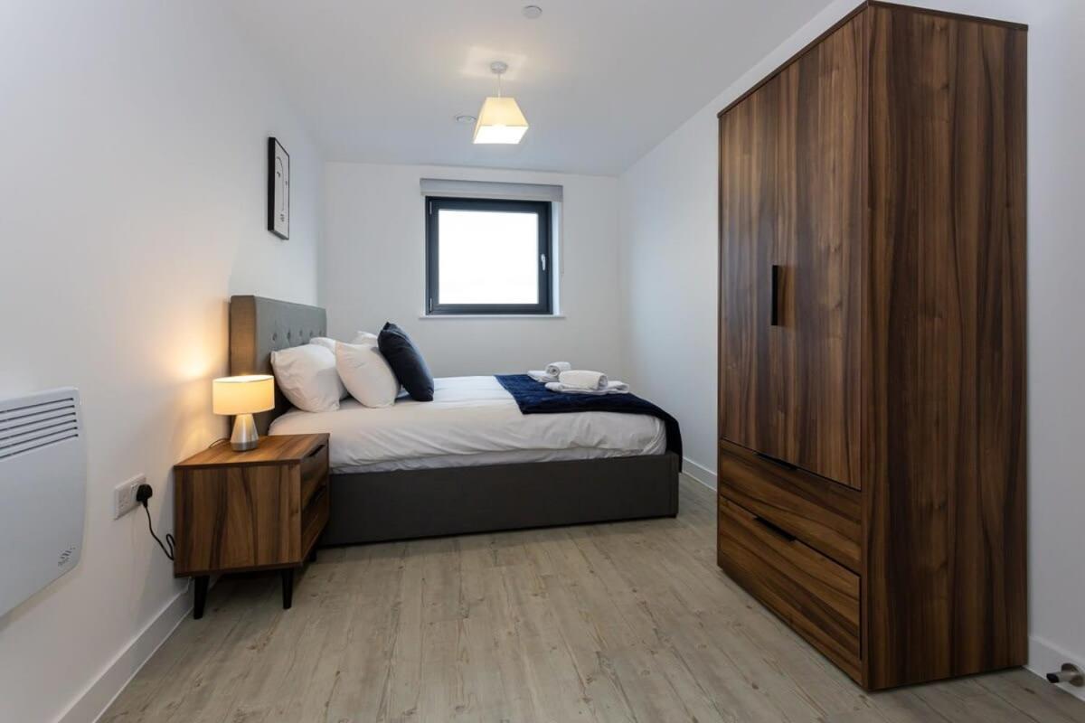 Modern 2 Bed Salford Apartment Stunning Views แมนเชสเตอร์ ภายนอก รูปภาพ