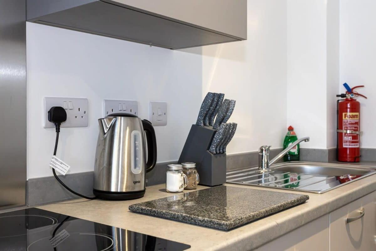Modern 2 Bed Salford Apartment Stunning Views แมนเชสเตอร์ ภายนอก รูปภาพ