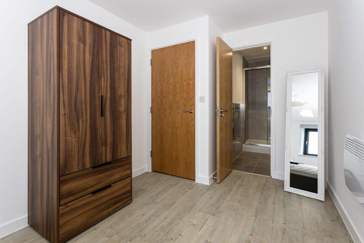 Modern 2 Bed Salford Apartment Stunning Views แมนเชสเตอร์ ภายนอก รูปภาพ