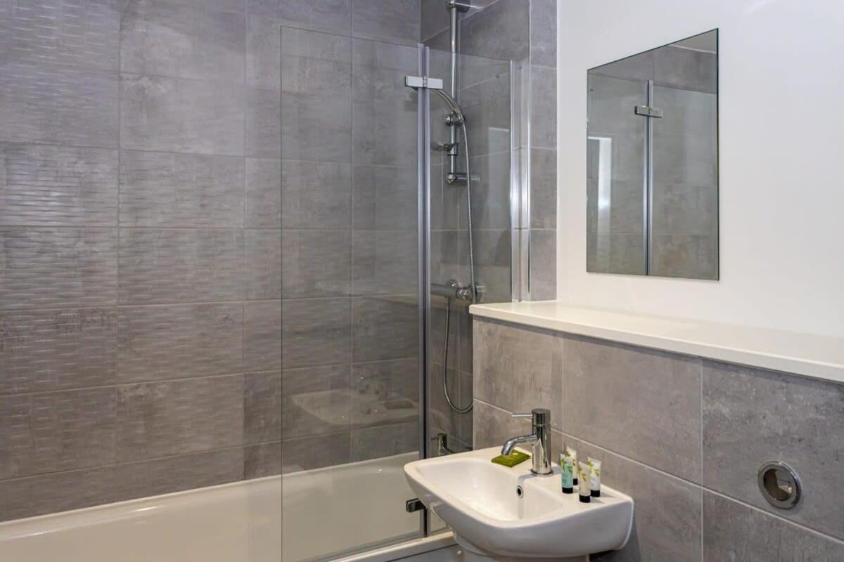 Modern 2 Bed Salford Apartment Stunning Views แมนเชสเตอร์ ภายนอก รูปภาพ