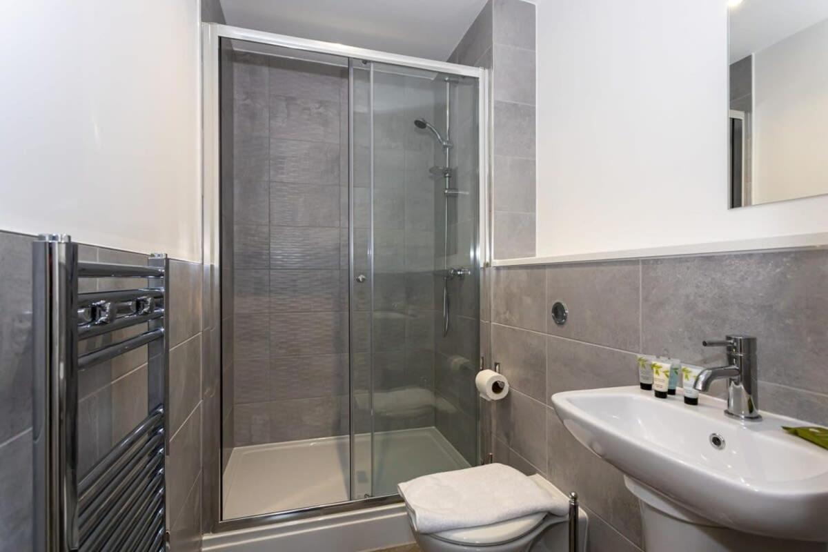 Modern 2 Bed Salford Apartment Stunning Views แมนเชสเตอร์ ภายนอก รูปภาพ