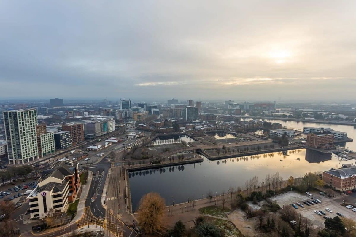 Modern 2 Bed Salford Apartment Stunning Views แมนเชสเตอร์ ภายนอก รูปภาพ
