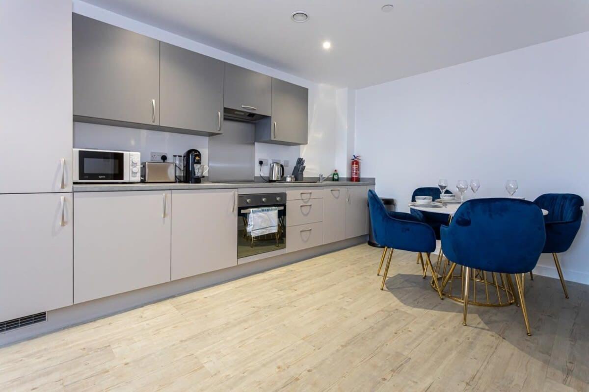 Modern 2 Bed Salford Apartment Stunning Views แมนเชสเตอร์ ภายนอก รูปภาพ