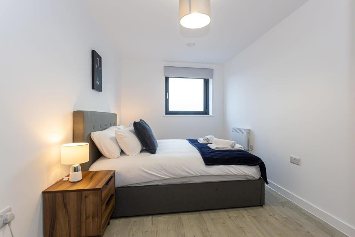 Modern 2 Bed Salford Apartment Stunning Views แมนเชสเตอร์ ภายนอก รูปภาพ