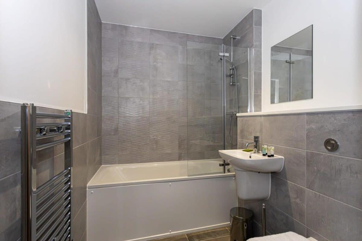 Modern 2 Bed Salford Apartment Stunning Views แมนเชสเตอร์ ภายนอก รูปภาพ