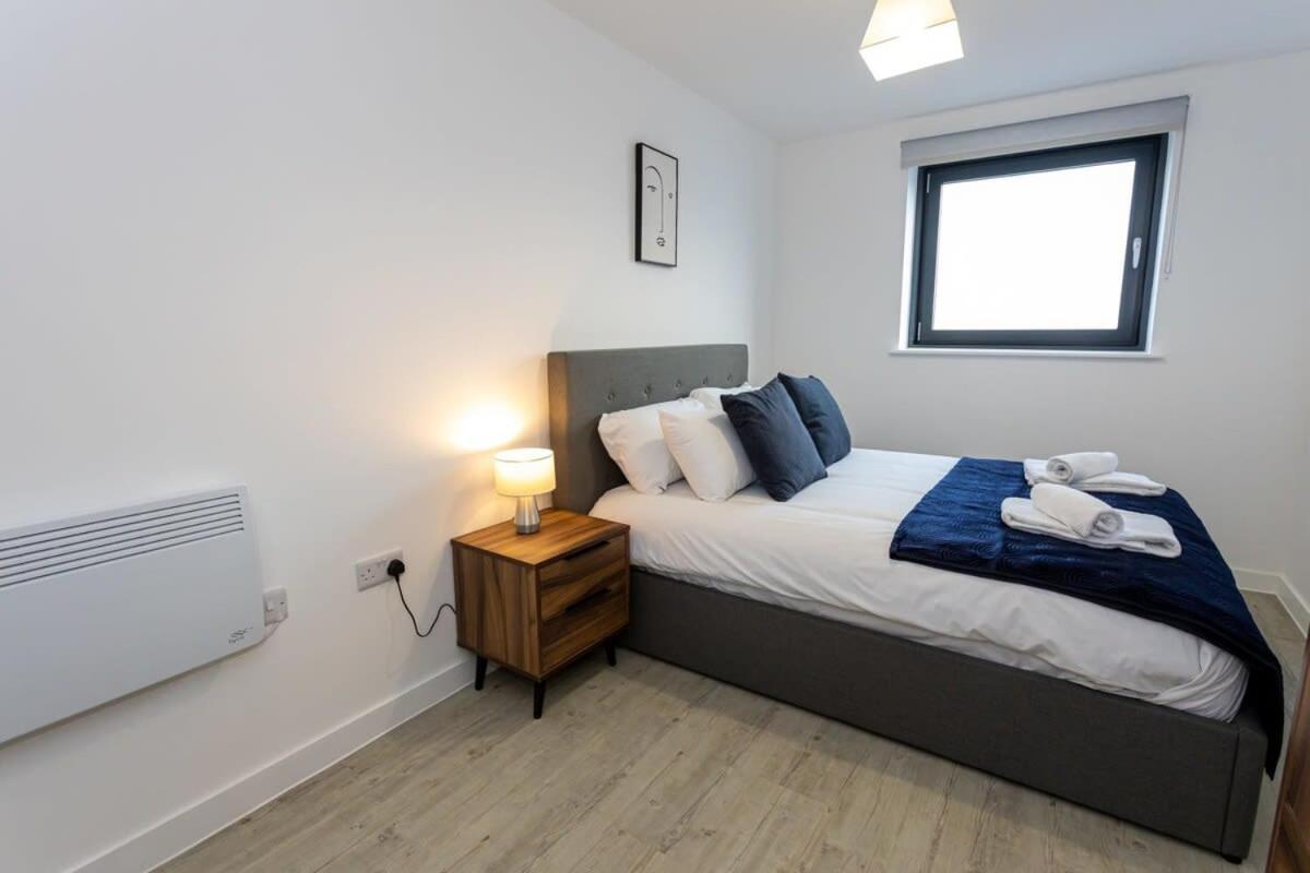 Modern 2 Bed Salford Apartment Stunning Views แมนเชสเตอร์ ภายนอก รูปภาพ